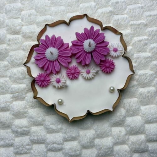 Urli bowl with daisy flower Urli bowl with daisy flower